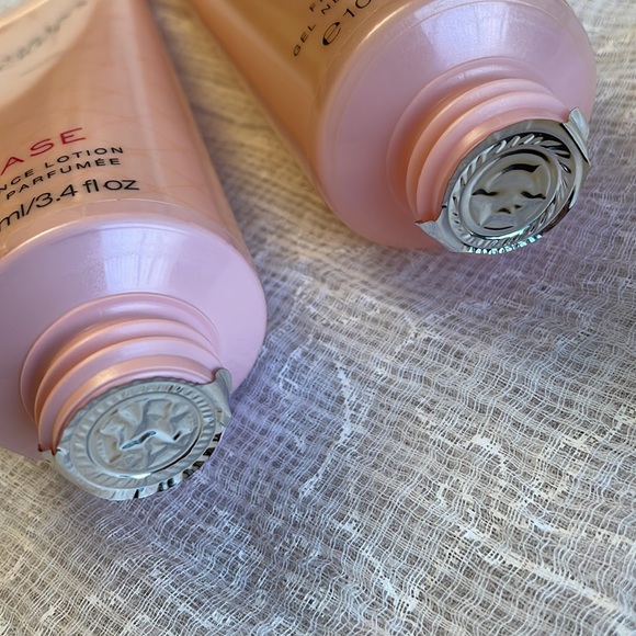 Set of two VICTORIA’s SECRET lotion and body wash (sealed) - Picture 8 of 8